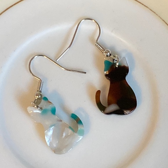 ‼️💲3 SALE‼️ Beautiful vintage inspired cat earrings! - Picture 2 of 7